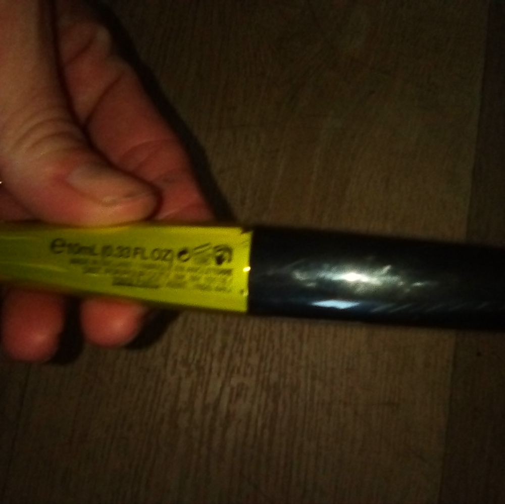 Mascara - Picture 3 of 3